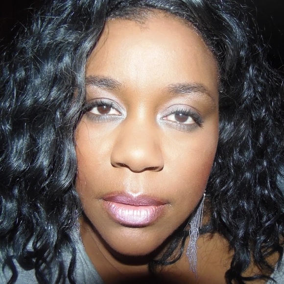 Profile Picture of Deleana Allsopp (@deleanaallsopp) on Poshmark