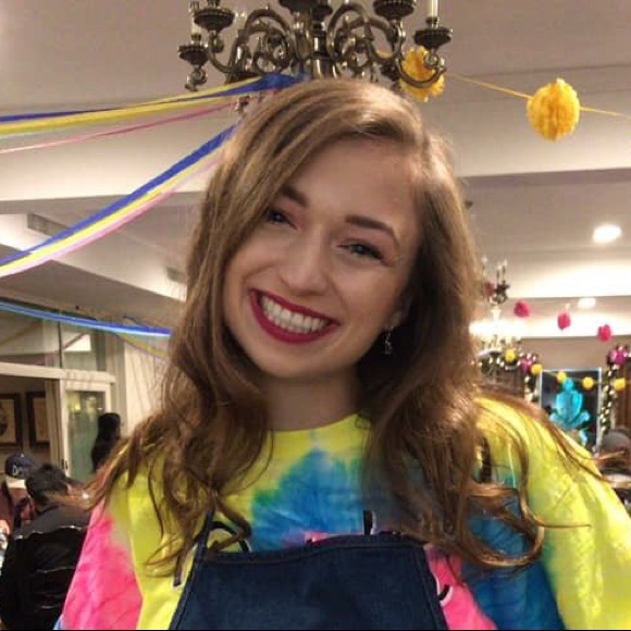 Profile Picture of Alexa Baker (@alexa_baker) on Poshmark