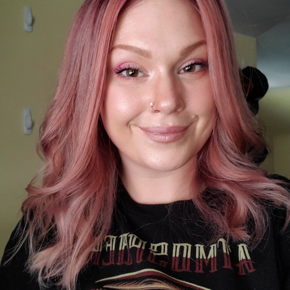Profile Picture of Lynnley Hyzer (@lynnleydoll) on Poshmark