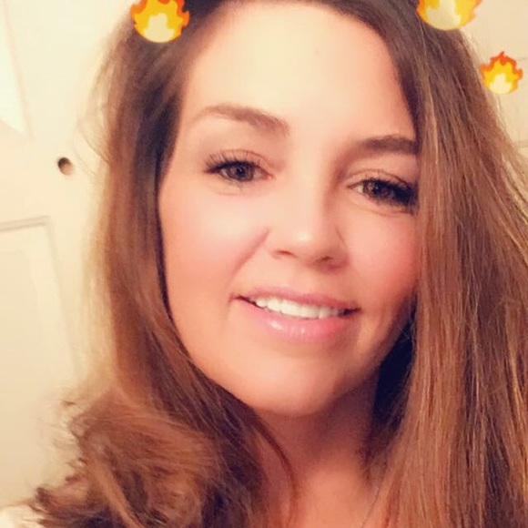 Profile Picture of Tanya Holbrook (@tholbrook601) on Poshmark
