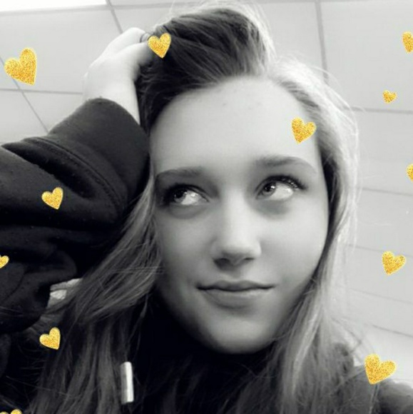 Profile Picture of Claudia Reaver (@claudiareaver) on Poshmark