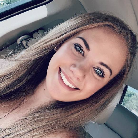 Profile Picture of Sydnie Schauer (@sydnie_schauer) on Poshmark