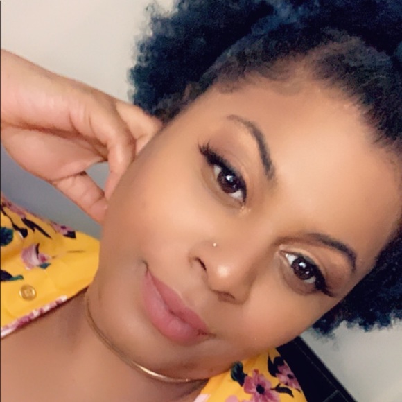 Profile Picture of Vivianna Harston (@viviannaharston) on Poshmark