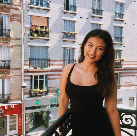 Profile Picture of Lily Andrade (@lilyandraade) on Poshmark