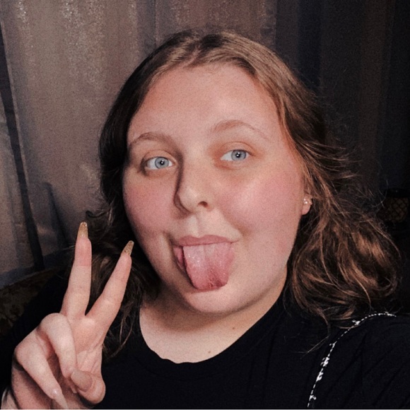 Profile Picture of Samantha Bourne (@omglmaobye) on Poshmark