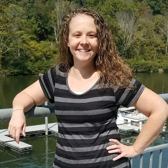 Profile Picture of Amanda Biddle (@albiddle17) on Poshmark
