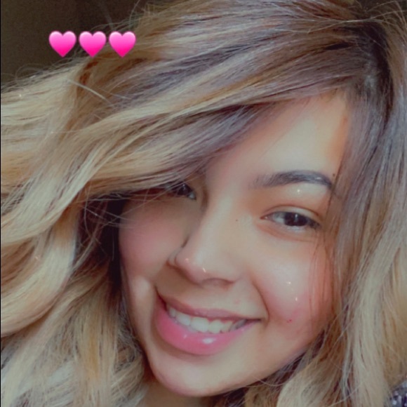 Profile Picture of Angelica Berumen (@angelicab11) on Poshmark