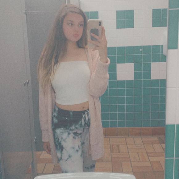 Profile Picture of Janell Suzor (@janellellen) on Poshmark