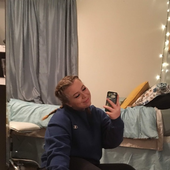 Profile Picture of Grace Montague (@graciloo10) on Poshmark