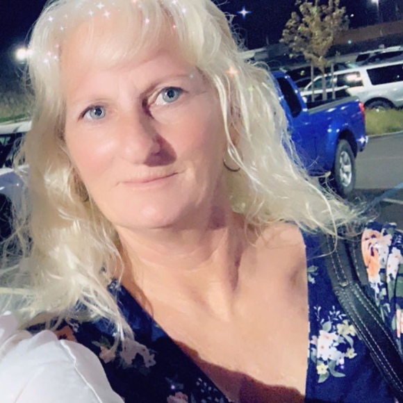 Lynnette Brady - Poshmark Profile Picture of Lynnette Brady (@bradylynnette) on Poshmark