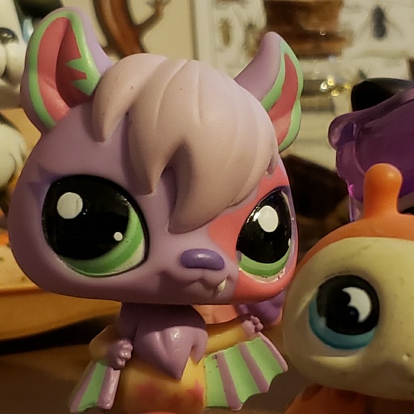 Profile Picture of Juno Gatten (@batcows) on Poshmark