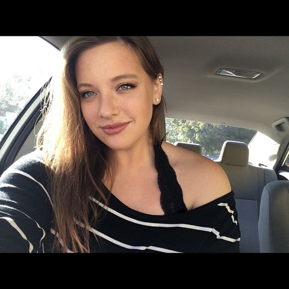 Profile Picture of Jessica Blindt (@jessicablindt) on Poshmark