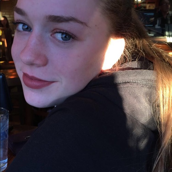 Profile Picture of Julia Milot (@juliamilot) on Poshmark