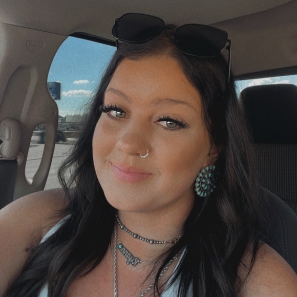 Profile Picture of Alexa Hover (@_alexa_3502) on Poshmark