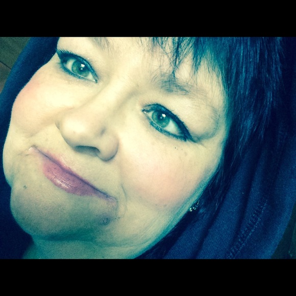 Profile Picture of Robin Barricklow (@ilovezeus) on Poshmark