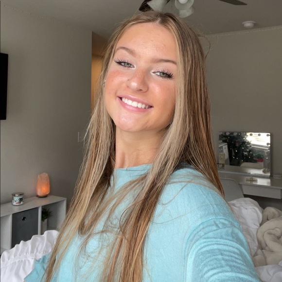Profile Picture of Alexia Guiler (@alexiaguiler200) on Poshmark