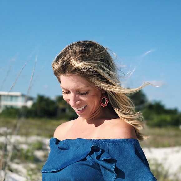 Profile Picture of Lindsay Barinas (@lbarinas) on Poshmark