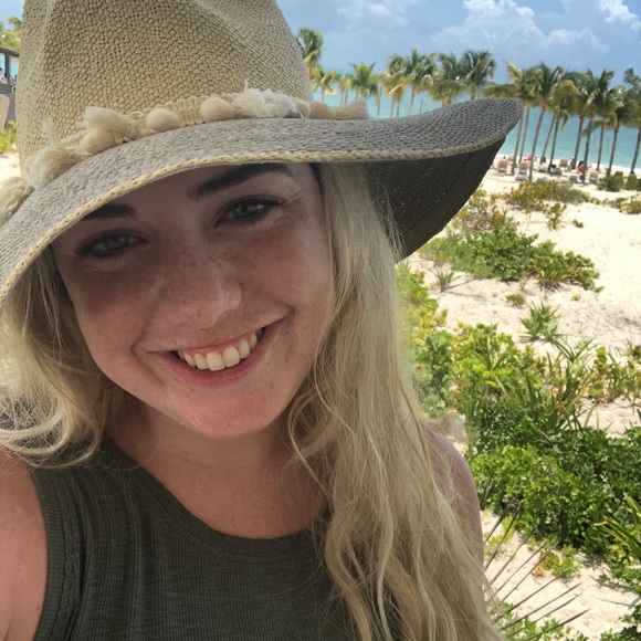 Profile Picture of Morgan Hagner (@morgsxarmoire) on Poshmark