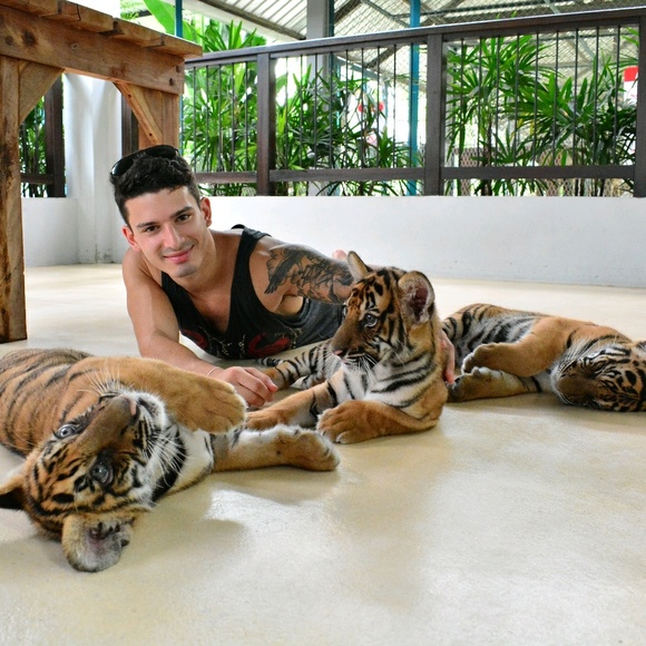 Profile Picture of Michael Denora (@sneakersandbags) on Poshmark