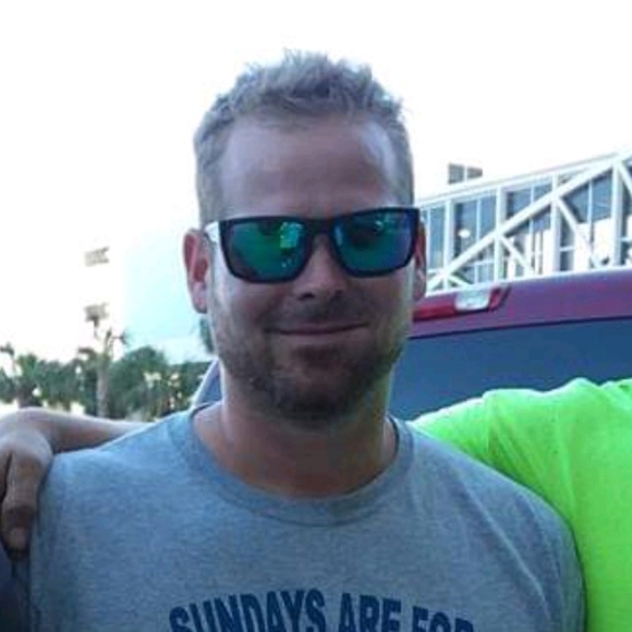 Profile Picture of Robert Huffman (@rhuffman35) on Poshmark