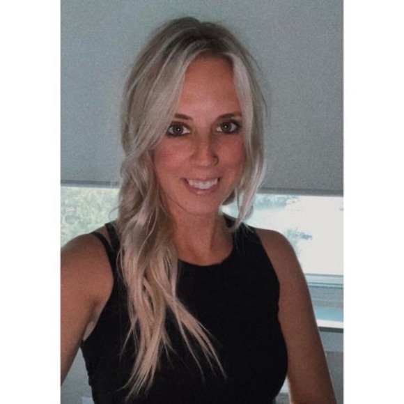 Profile Picture of Melanie Ruthven (@melanieruthven) on Poshmark