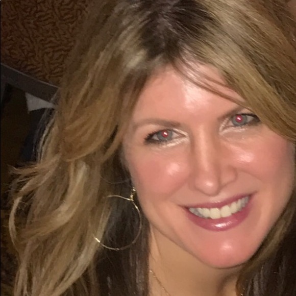 Profile Picture of Danielle Felter (@dfelter) on Poshmark