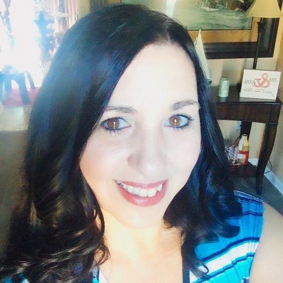 Profile Picture of E Gallery (@eplutch8380) on Poshmark