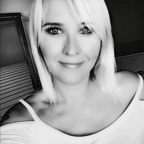 Profile Picture of Aneta Lenczyk (@nycclubgl) on Poshmark