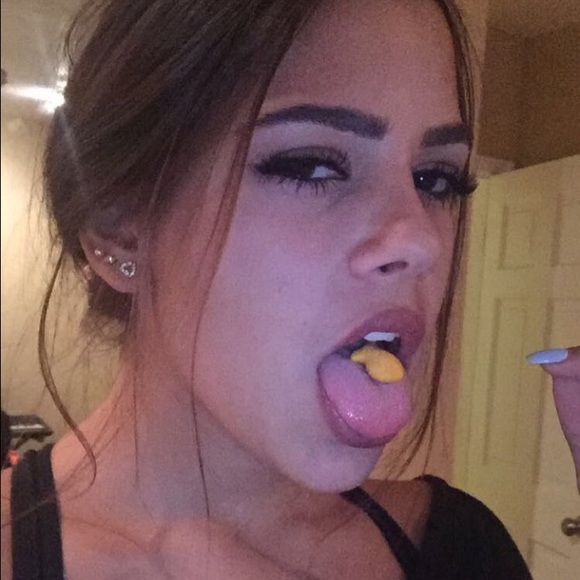 Profile Picture of Laura Hernando (@laurahernando) on Poshmark