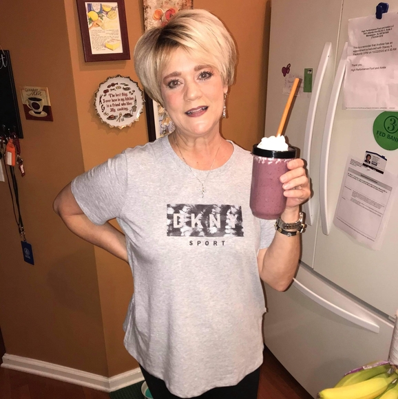 Profile Picture of Dana Mirabelli (@danamira) on Poshmark