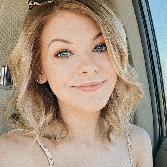 Profile Picture of Rileigh Faultner (@rifault) on Poshmark