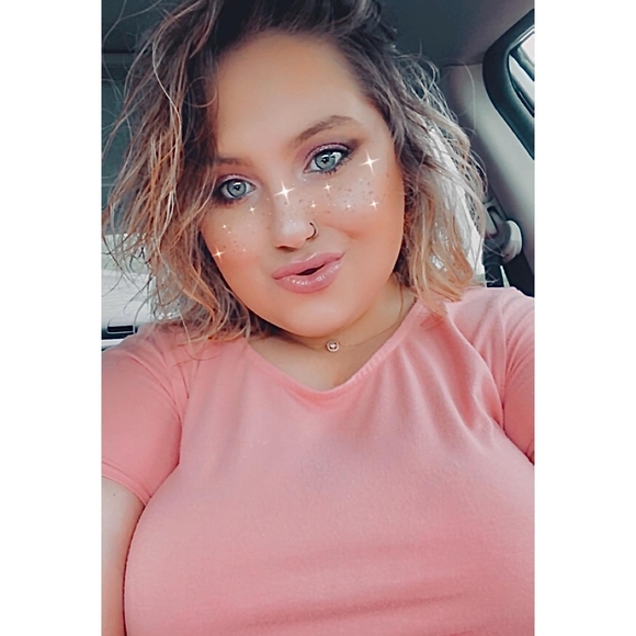 Profile Picture of Adora Thanasi (@adora3119) on Poshmark