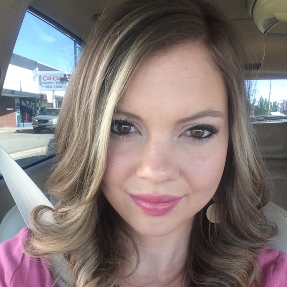 Profile Picture of Savannah Hobbs (@savannahh512) on Poshmark