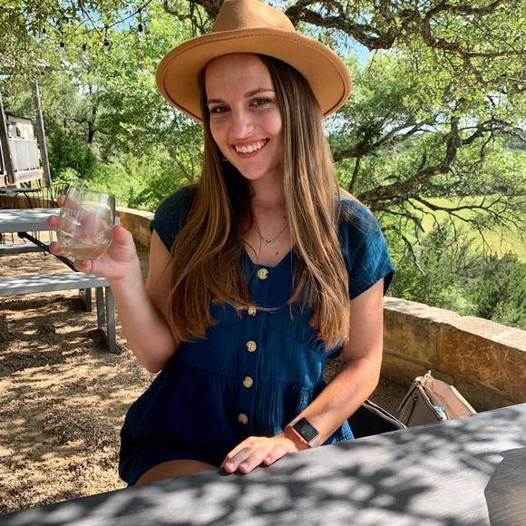 Profile Picture of Hannah Wade (@hannahwade2) on Poshmark