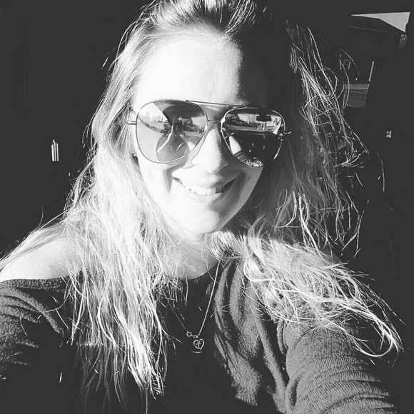 Profile Picture of Tesha Howdershelt (@thowdershelt) on Poshmark