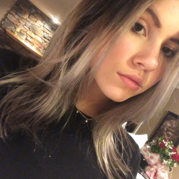 Profile Picture of Elizabeth Gironda (@tropicalgirl13) on Poshmark