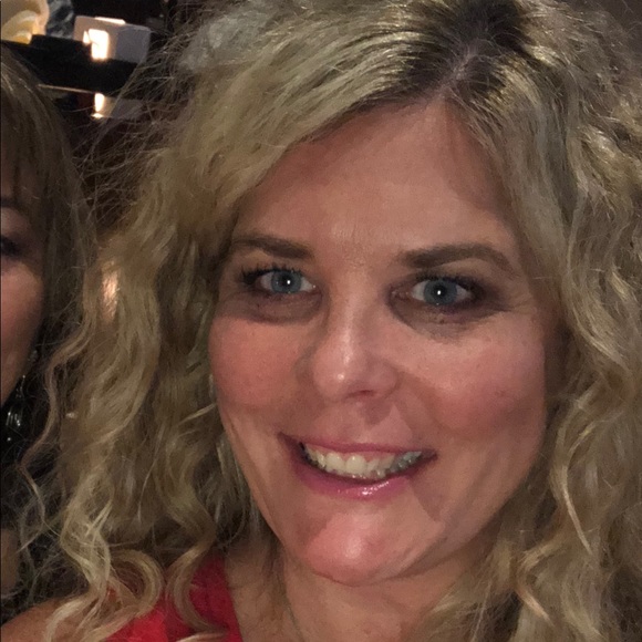 Profile Picture of Marisue Muellner (@muellm) on Poshmark