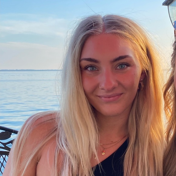 Profile Picture of Bethany Brecht (@bethanybrecht) on Poshmark