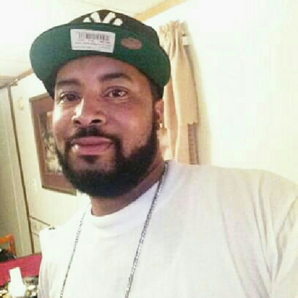 Profile Picture of Travis Little (@travislittle34) on Poshmark