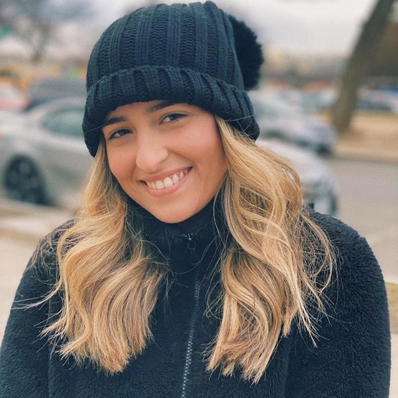 Tailla Brito - Poshmark Profile Picture of Tailla Brito (@taillabrito) on Poshmark