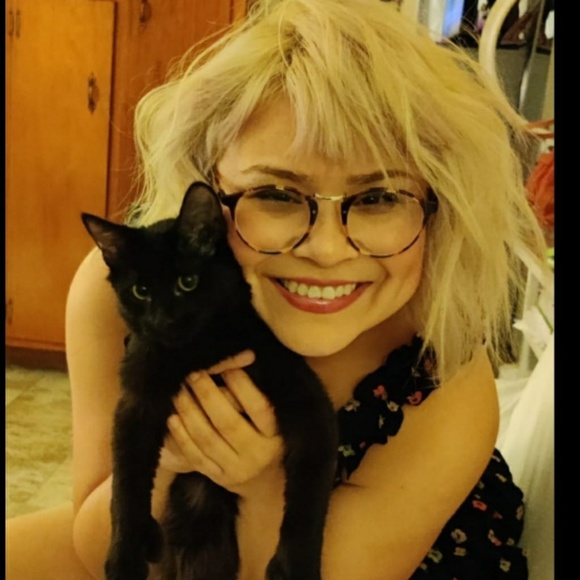 Profile Picture of Liz Sweeny (@sadtaco) on Poshmark
