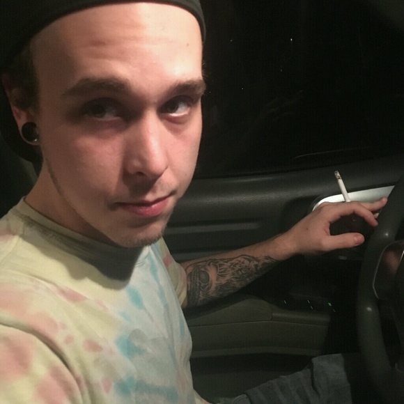 Profile Picture of Tyler Halburnt (@tglizzy420) on Poshmark