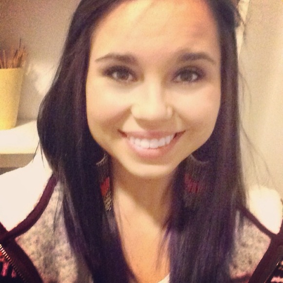 Profile Picture of Katelyn Lipoma (@klipoma) on Poshmark