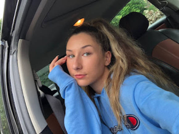 Profile Picture of Nichole Waldron (@niicholleee98) on Poshmark