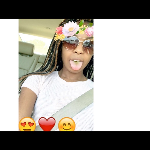 Profile Picture of Adrianna Ricks (@adriannar13) on Poshmark