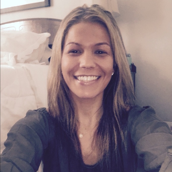 Profile Picture of Yazdanie Monteagudo (@yazdanie28) on Poshmark