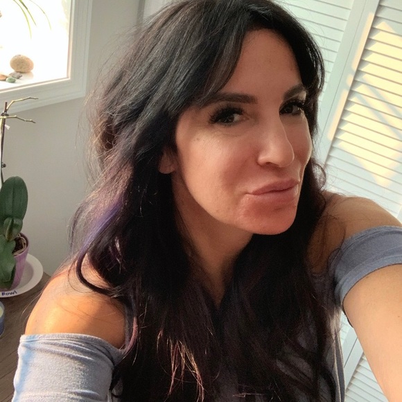 Dina Cultrera - Poshmark Profile Picture of Dina Cultrera (@dcult) on Poshmark