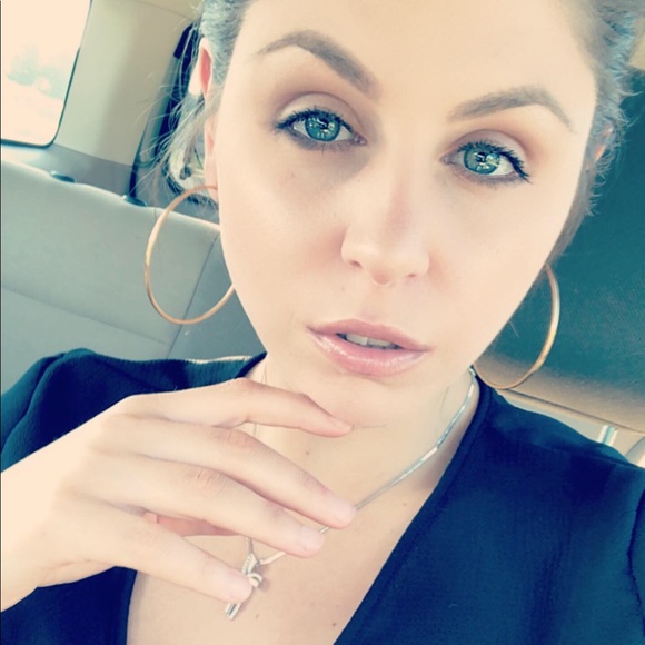 Profile Picture of Dena Hatter (@denaph) on Poshmark
