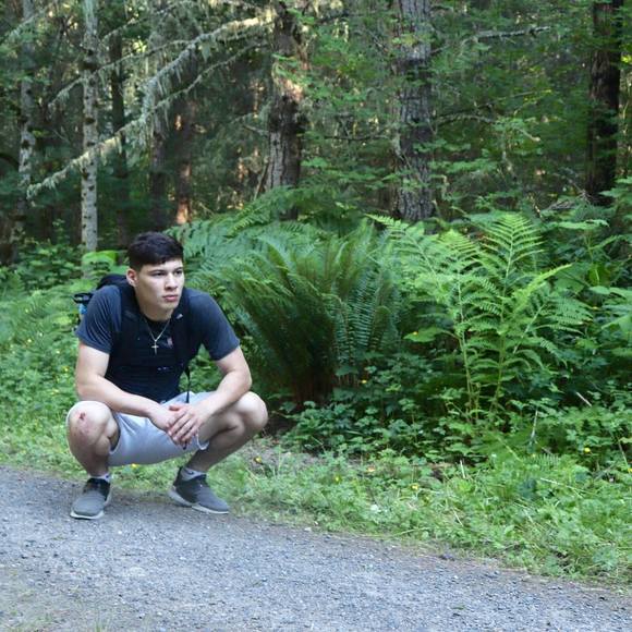 Profile Picture of Alex Veliz (@velizale) on Poshmark