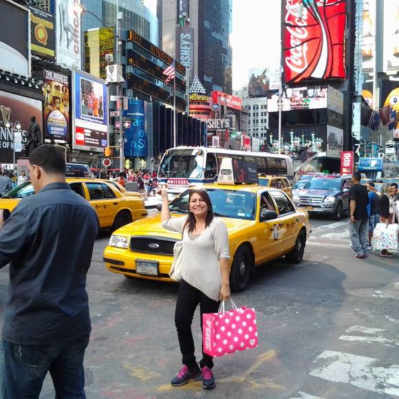 Profile Picture of Amalia Alvarez (@amaliaalvarez) on Poshmark